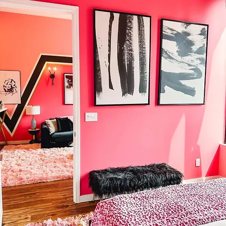 Dolly's Glam Getaway - Glittering Gem Near Broadway Holiday home