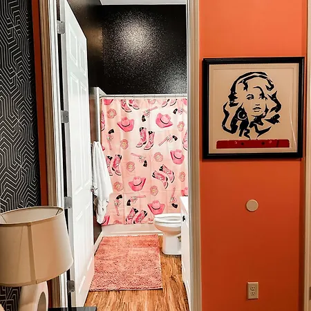 Holiday home Dolly's Glam Getaway - Glittering Gem Near Broadway