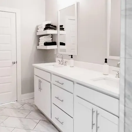 Balcony~gated Community~luxury~nashville Holiday home Nashville