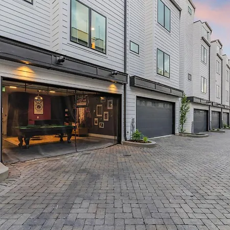 Rooftop Hot Tub & Game - 3 Miles To Downtown Holiday home