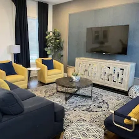 New And Luxurious By Downtown With Rooftop Deck!