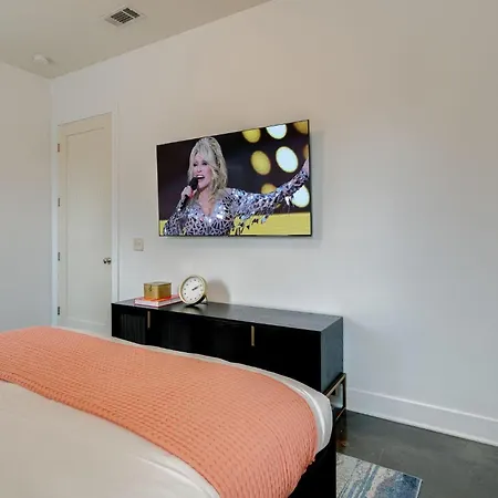 4 Designer Loft Units - Min To Broadway