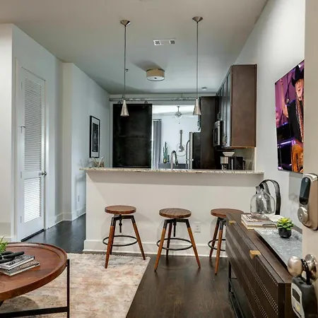 4 Designer Loft Units - Min To Broadway
