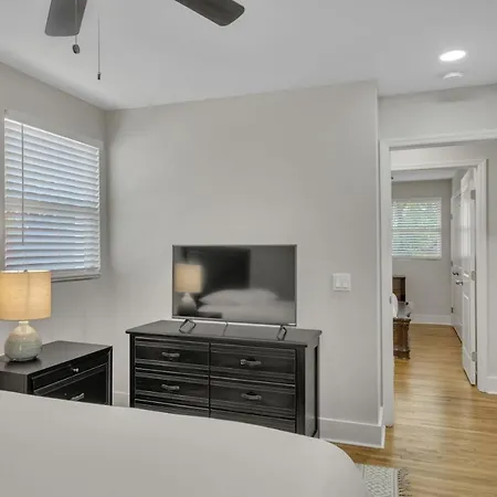 Single Story Pet Friendly Home, With Fenced Yard, Fire Pit, 5min To Downtown!! Holiday home Nashville