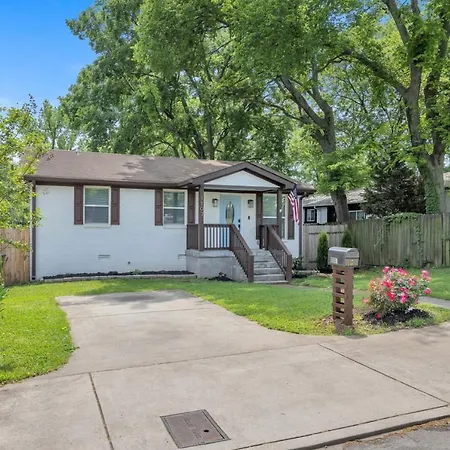 Single Story Pet Friendly Home, With Fenced Yard, Fire Pit, 5min To Downtown!! *