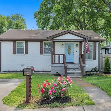 Holiday home Single Story Pet Friendly Home, With Fenced Yard, Fire Pit, 5min To Downtown!!