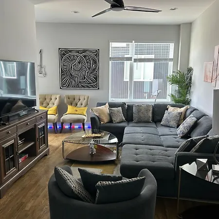 Luxury Townhome Skyline Views Mins To Dt Nashville