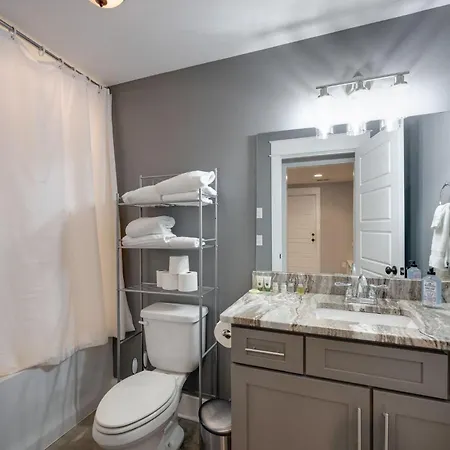 7 Minutes From Broadway, Entire Holiday home