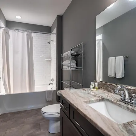 Holiday home 7 Minutes From Broadway, Entire *