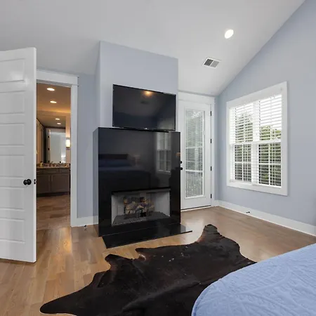 Holiday home 7 Minutes From Broadway, Entire