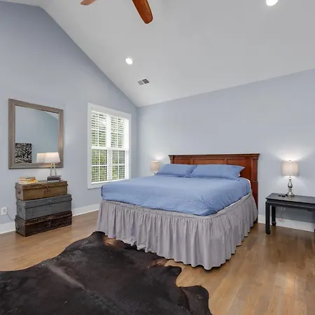 7 Minutes From Broadway, Entire Holiday home *
