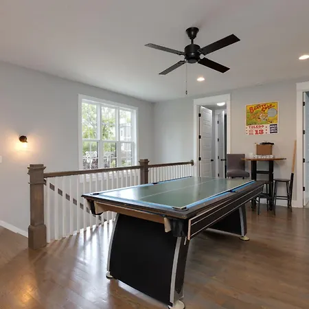 7 Minutes From Broadway, Entire Holiday home *