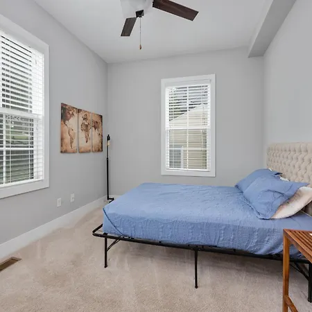 Holiday home 7 Minutes From Broadway, Entire