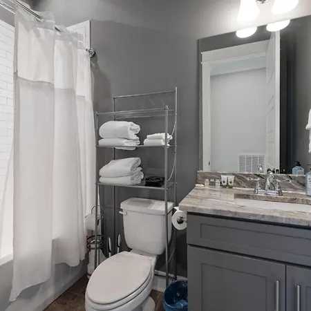 Holiday home 7 Minutes From Broadway, Entire