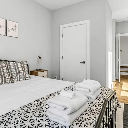 Holiday home East Townhome 5min To Grand Ole Opry! Rooftop Deck, Grill, Tv And Golf *