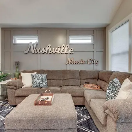 Holiday home New Spacious 2 Miles From Downtown Nashville