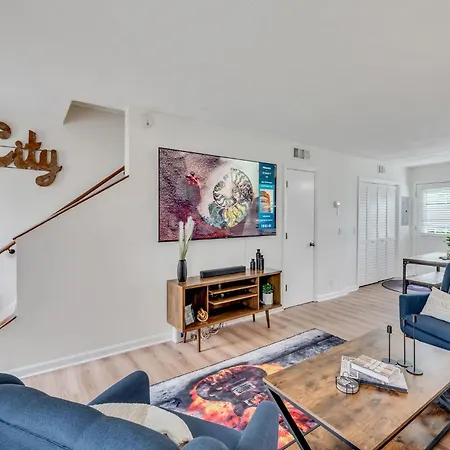 East Nash 12 Mins To Broadway Sleeps 6 *
