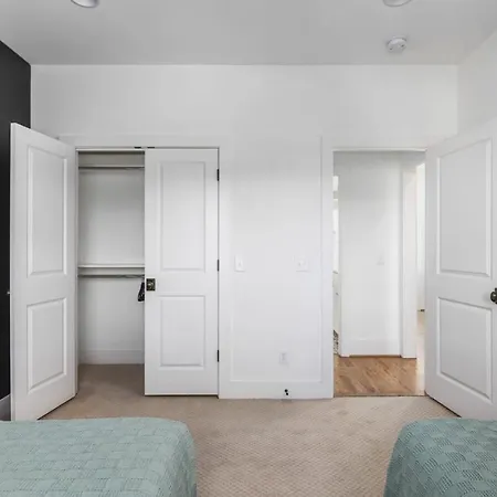 Walk To Belmont, 12 South With Private Patio And Garage * Nashville