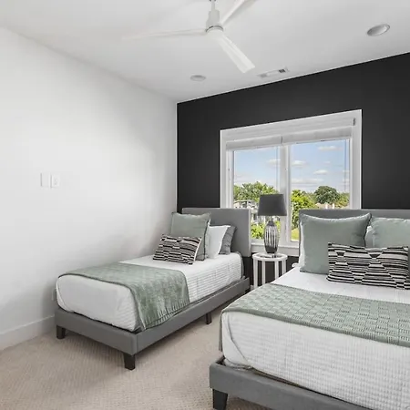 Walk To Belmont, 12 South With Private Patio And Garage * Nashville