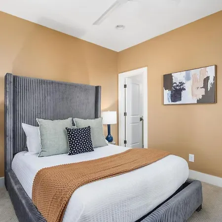 Holiday home Walk To Belmont, 12 South With Private Patio And Garage *