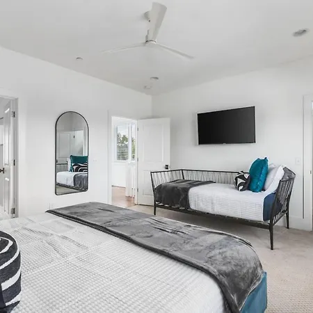 Walk To Belmont, 12 South With Private Patio And Garage *