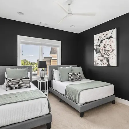 Walk To Belmont, 12 South With Private Patio And Garage