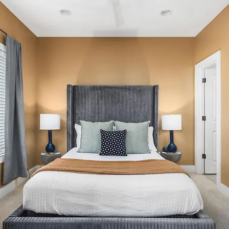 Walk To Belmont, 12 South With Private Patio And Garage Holiday home