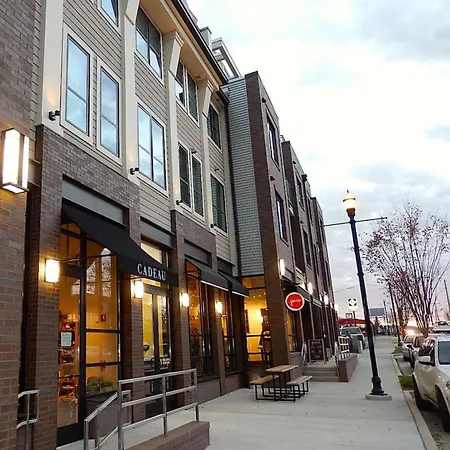 Walk To Belmont, 12 South With Private Patio And Garage *