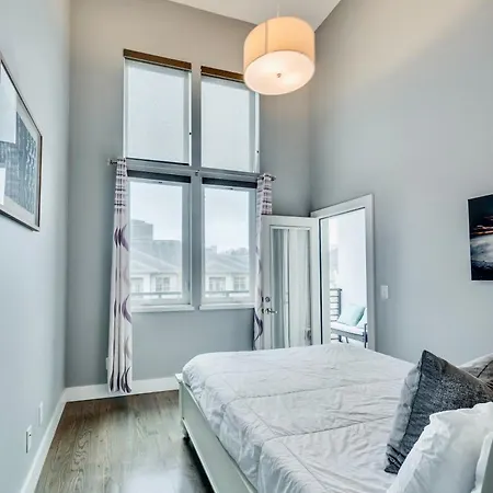 Modern - Mins To Broadway Holiday home *