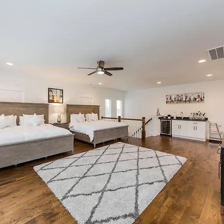 Holiday home New Luxury Big House Near Gulch 4 King 4 Queen 2 Twin Nashville