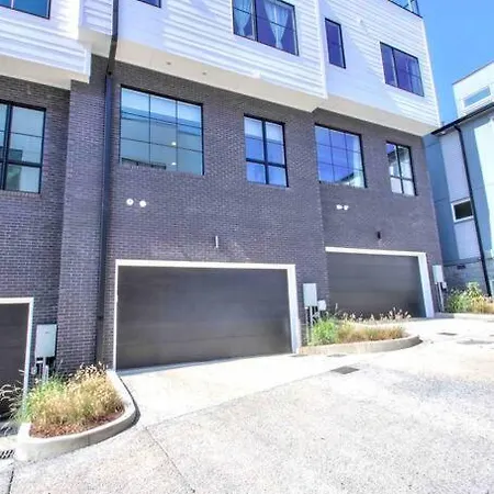 Luxurious Morden Loft Huge Rooftop & Skyline Views Holiday home Nashville