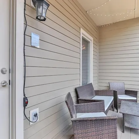 Spacious 3-story West End | Free Garage Parking For 2 | Walk To Vanderbilt & Music Row Apartment Nashville