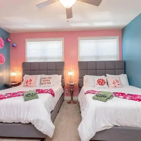 Spacious 3-story West End | Free Garage Parking For 2 | Walk To Vanderbilt & Music Row Apartment Nashville