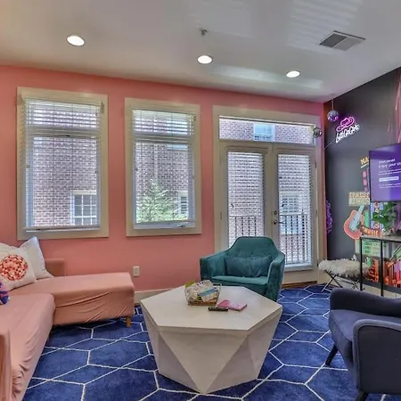 Spacious 3-story West End | Free Garage Parking For 2 | Walk To Vanderbilt & Music Row Apartment Nashville