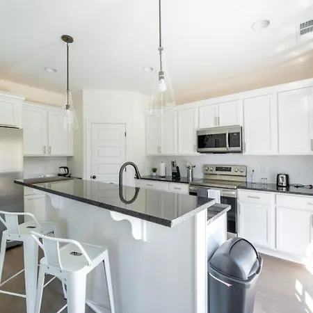 1 King 2 Queens Garage Yard Washer & Dryer Holiday home Nashville