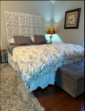 Guest house Peaceful Private Cottage, Walk To Park & 5 Mins To Downtown 4*