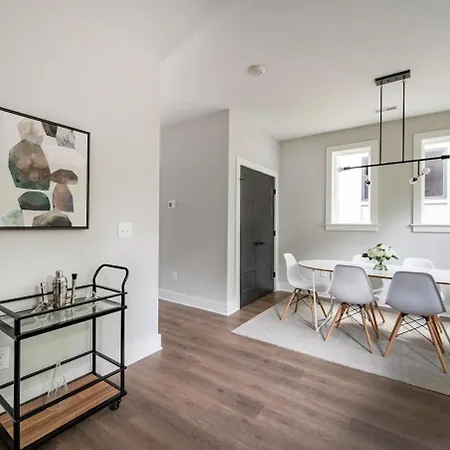 Holiday home Gated W Balcony - 10 Min To Dt - Parking Spots *