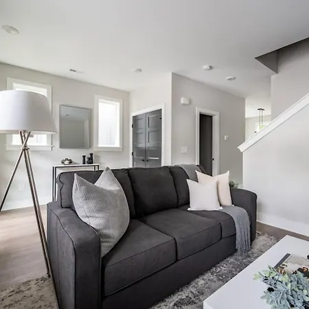Gated W Balcony - 10 Min To Dt - Parking Spots Holiday home *