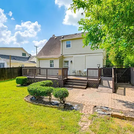 Convenient Hub With Yard, 3 Mi To Downtown Holiday home