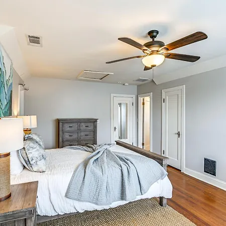 Convenient Hub With Yard, 3 Mi To Downtown