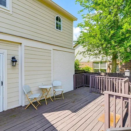 Convenient Hub With Yard, 3 Mi To Downtown Holiday home Nashville