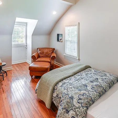 Holiday home Convenient Hub With Yard, 3 Mi To Downtown Nashville