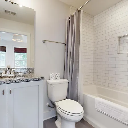 Brick Manor Unit A Holiday home Nashville