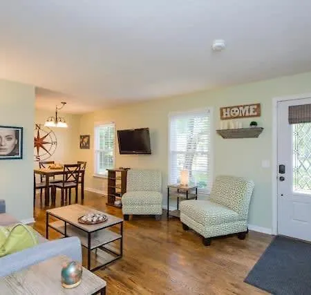 3 Bedroom Only 3 Miles From Downtown