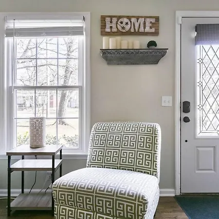 3 Bedroom Only 3 Miles From Downtown Holiday home *