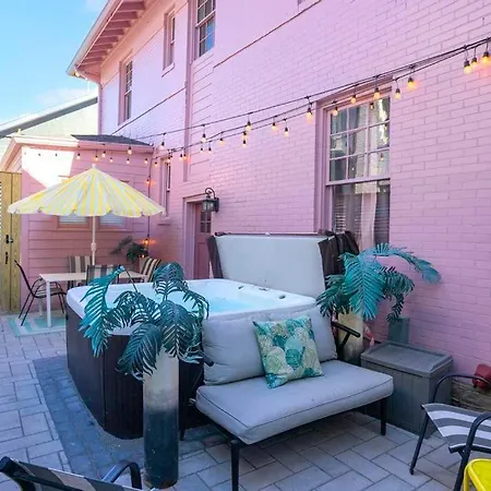Holiday home Hottub At The Pink House Walk To Coffee Food Bars