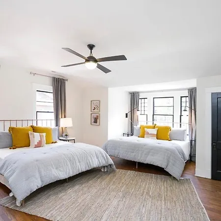 Upscale Location Stunning House Walk To Belmont Holiday home *