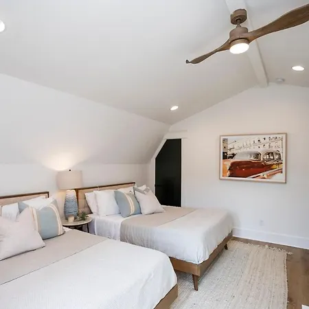 Upscale Walk To Hillsboro Village Or Belmont Holiday home *