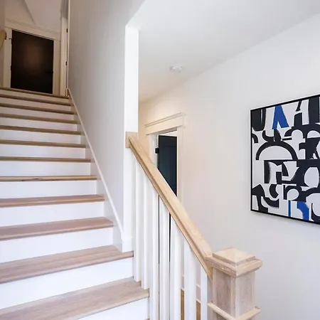 Upscale Walk To Hillsboro Village Or Belmont Holiday home
