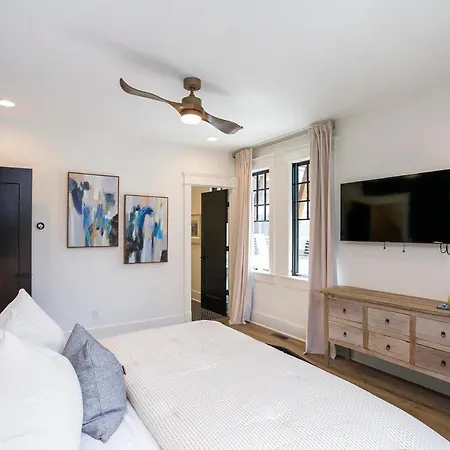 Upscale Walk To Hillsboro Village Or Belmont Holiday home Nashville